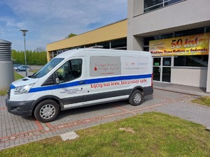 Stojący przed Miejskim Domem Kultury samochód krwiodawstwa z napisem: "Łączy nas krew, która ratuje życie"