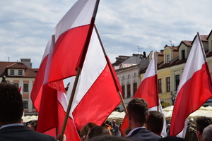 flagi biało czerwone powiewające na rynku