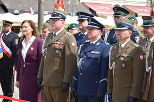 policjanci i zaproszeni goście biorący udział w uroczystości Dnia Flagi