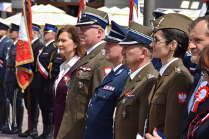 policjanci i zaproszeni goście na uroczystościach dnia Falgi