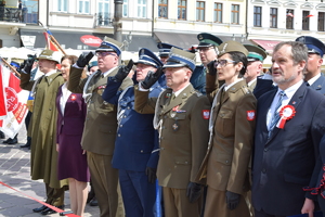 zaproszeni goście oraz przedstawiciele służb mundurowych na rynku podczas uroczystości Dnia Flagi