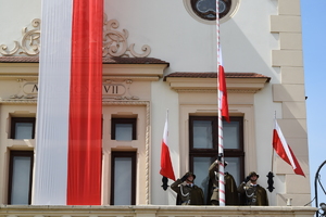 podnoszenie flagi na ratuszu, przez żołnierzy