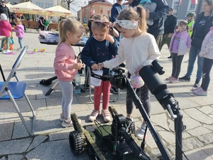 Na zdjęciu dzieci przy robicie pirotechnicznym .