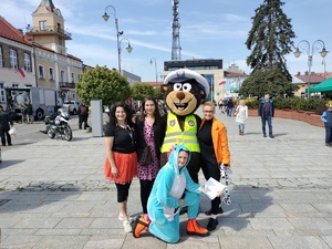 Na zdjęciu organizatorki pikniku charytatywnego w kolorowych przebraniach pozują wraz z policyjnym misiem POPO.