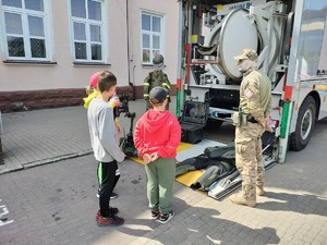 Na zdjęciu funkcjonariusz Samodzielnego Pododdziału Kontrterrorystycznego Policji w Rzeszowie prezentuje sprzęt służbowy wykorzystywany w czasie działań.
