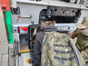 Na zdjęciu uczestnik pikniku przygląda się sprzętowi wykorzystywanemu w trakcie działań przez Samodzielny Pododdział Kontrterrorystyczny Policji w Rzeszowie.