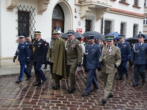 na zdjęciu idący ulicą przedstawiciele służb mundurowych
