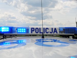 Belka na radiowozie z włączonymi sygnałami świetlnymi