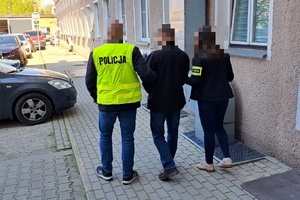 Policjanci podczas doprowadzania osób zatrzymanych do prokuratury