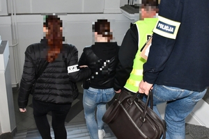 Policjanci podczas doprowadzania osób zatrzymanych do prokuratury