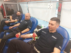 Troje policjantów oddających krew