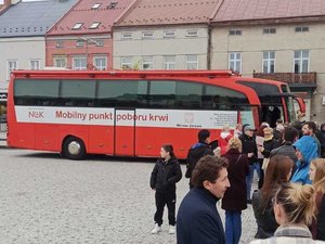 Kolejka krwiodawców do mobilnego punktu poboru krwi