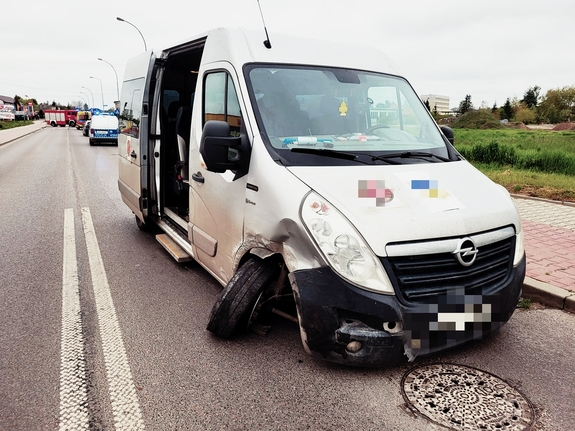 Na zdjęciu pojazd marki opel - bus z uszkodzonym kołem prawym przednim oraz uszkodzeniami zderzaka pojazdu.