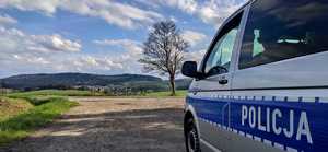 Bok policyjnego radiowozu w bieszczadach