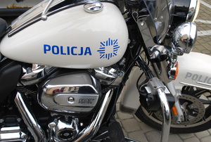 Na zdjęciu bak policyjnego motocykla z napisem policja.