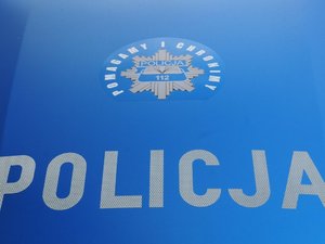 Napis policja oraz logo pomagamy i chronimy