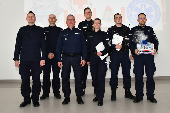Zdjęcie laureatów konkursu z Komendantem Wojewódzkim Policji w Rzeszowie