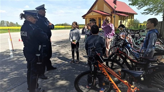 Policjanci prowadzą prelekcje z dziećmi przystępującymi do karty rowerowej