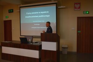 Na zdjęciu psycholog policyjny mł.asp. Mateusz Majkut