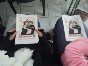 Siedzące na krzesłach w sali osoby - uczestnicy szkolenia podczas spotkania