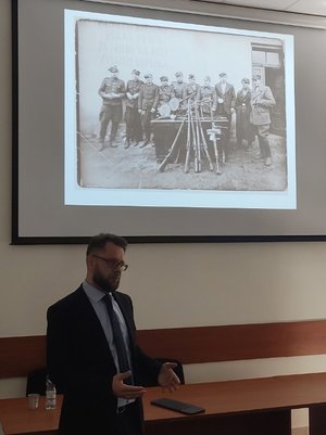 Siedzące na krzesłach w sali osoby - uczestnicy szkolenia podczas spotkania