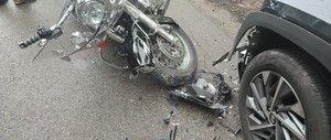 Wczoraj po godzinie 15.00 na drodze powiatowej pomiędzy Izdebkami, a Hłudnem doszło do zdarzenia drogowego z udziałem motocyklisty. W wyniku zderzenia jednośladu z samochodem osobowym, obaj kierujący z obrażeniami ciała trafili do szpitala.