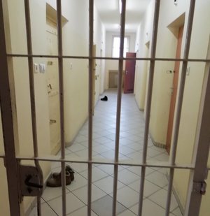 Zdjęcie pomieszczania dla osoby zatrzymanej