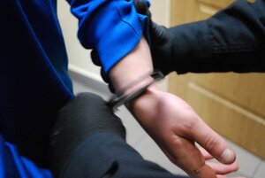 Ręce w załączonych kajdankach