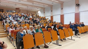 zdjęcie przedstawia zgromadzoną młodzież oraz uczestników i gości zgromadzonych na Auli PANS w Przemyślu podczas debaty dla młodzieży