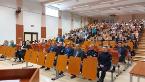 zdjęcie przedstawia zgromadzoną młodzież oraz uczestników i gości zgromadzonych na Auli PANS w Przemyślu podczas debaty dla młodzieży