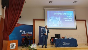 zdjęcie przedstawia prelegentów w czasie wykładów dla młodzieży