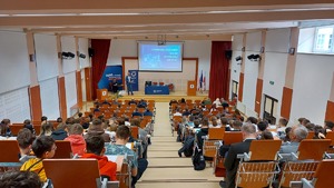 zdjęcie przedstawia zgromadzoną młodzież oraz uczestników i gości zgromadzonych na Auli PANS w Przemyślu podczas debaty dla młodzieży