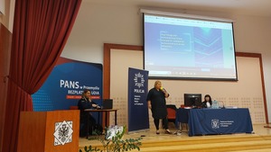 zdjęcie przedstawia prelegentów w czasie wykładów dla młodzieży