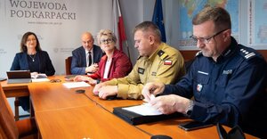 na zdjęciu wojewoda Ewa Leniart oraz siedzący przy stole przedstawiciele służb i oświaty