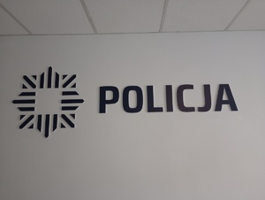 Na zdjęciu logo i napis policja.
