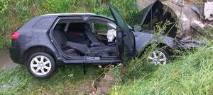 Pojazd w rzece. Przód auta jest uszkodzony w wyniku uderzenia w przepust. Prawa strona pojazdu nie posiada drzwi.