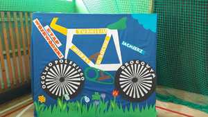 Turniej ruchu drogowego. Baner wykonany przez uczniów szkoły w Jaćmierzu.