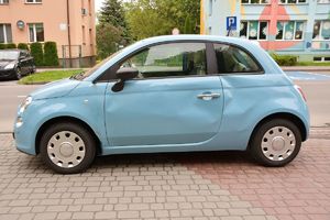 Na zdjęciu uszkodzony samochód marki fiat 500