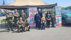 na zdjęciu widoczni są funkcjonariusze służb mundurowych tj. policjanci i żołnierze. zdjęcie grupowe