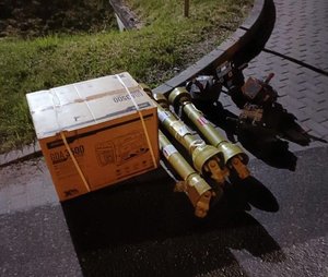 Na zdjęciu odzyskane przez policjantów: wałki wom, przekładnie i agregat prądotwórczy.