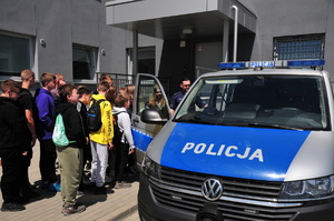 Dzieci przy policyjnym radiowozie