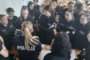 Młodzież i policjanci podczas zajęć z kryminalistyki w Liceum Ogólnokształcącym w Pilźnie