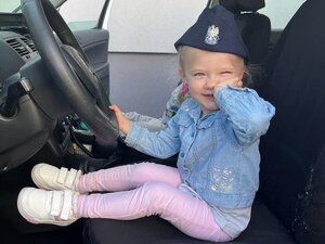 Zdjęcia przedstawiają funkcjonariuszy z Komendy Powiatowej Policji w Leżajsku podczas spotkania z dziećmi z "Bajkolandii".