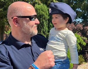 Zdjęcia przedstawiają funkcjonariuszy z Komendy Powiatowej Policji w Leżajsku podczas spotkania z dziećmi z "Bajkolandii".