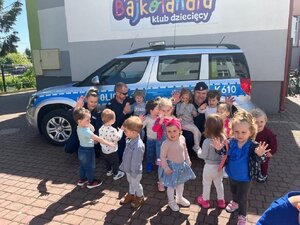 Zdjęcia przedstawiają funkcjonariuszy z Komendy Powiatowej Policji w Leżajsku podczas spotkania z dziećmi z "Bajkolandii".