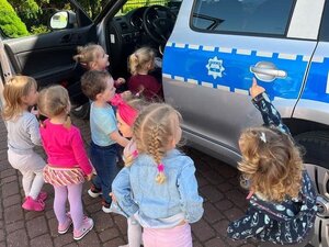 Zdjęcia przedstawiają funkcjonariuszy z Komendy Powiatowej Policji w Leżajsku podczas spotkania z dziećmi z "Bajkolandii".