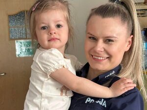 Zdjęcia przedstawiają funkcjonariuszy z Komendy Powiatowej Policji w Leżajsku podczas spotkania z dziećmi z "Bajkolandii".