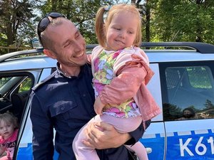 Zdjęcia przedstawiają funkcjonariuszy z Komendy Powiatowej Policji w Leżajsku podczas spotkania z dziećmi z &quot;Bajkolandii&quot;.