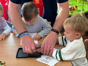 Zdjęcia przedstawiają funkcjonariuszy z Komendy Powiatowej Policji w Leżajsku podczas spotkania z dziećmi z "Bajkolandii".