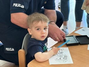 Zdjęcia przedstawiają funkcjonariuszy z Komendy Powiatowej Policji w Leżajsku podczas spotkania z dziećmi z &quot;Bajkolandii&quot;.